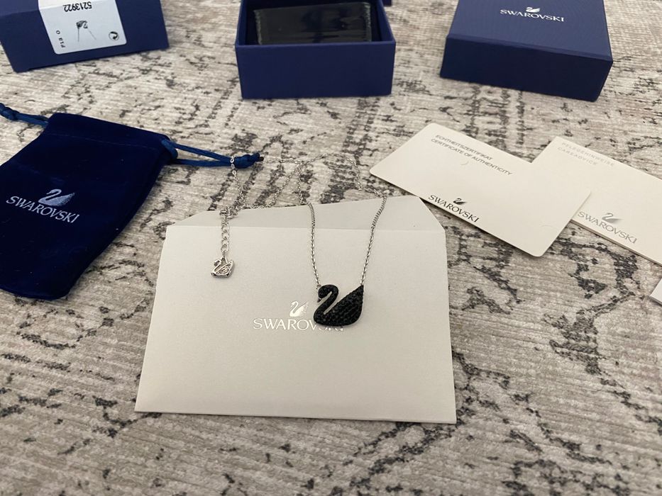 Lantisor Swarovski lebada medie neagra cu argintiu