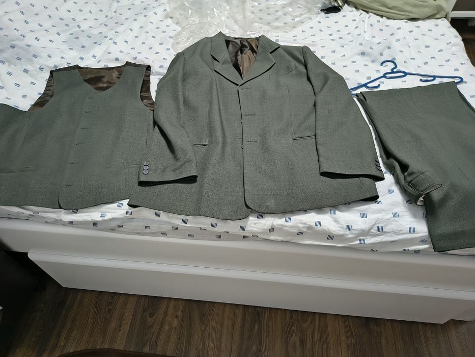 Vând costum bărbat, mărimea 56, în stare foarte bună