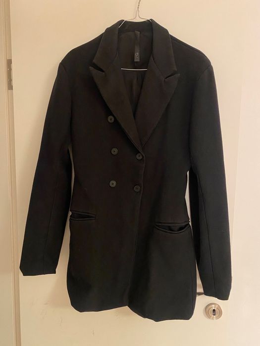 Вълнено сако на EVIS и риза на Zara