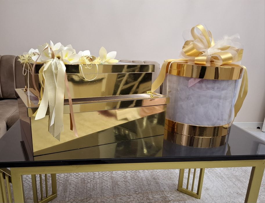 Фотиха ва ок урар коробками.