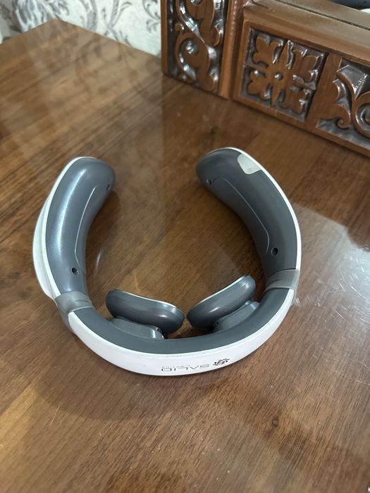 Bo'yin massajor to'k sipat qilib massaj qiladi yengi