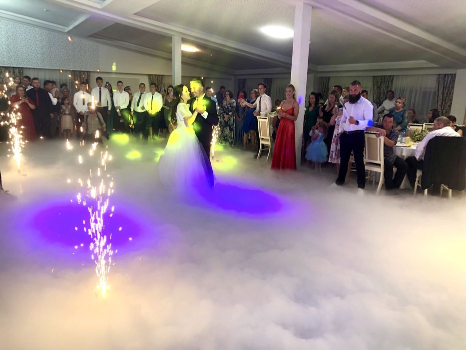 Artificii si fum greu la dansul mirilor