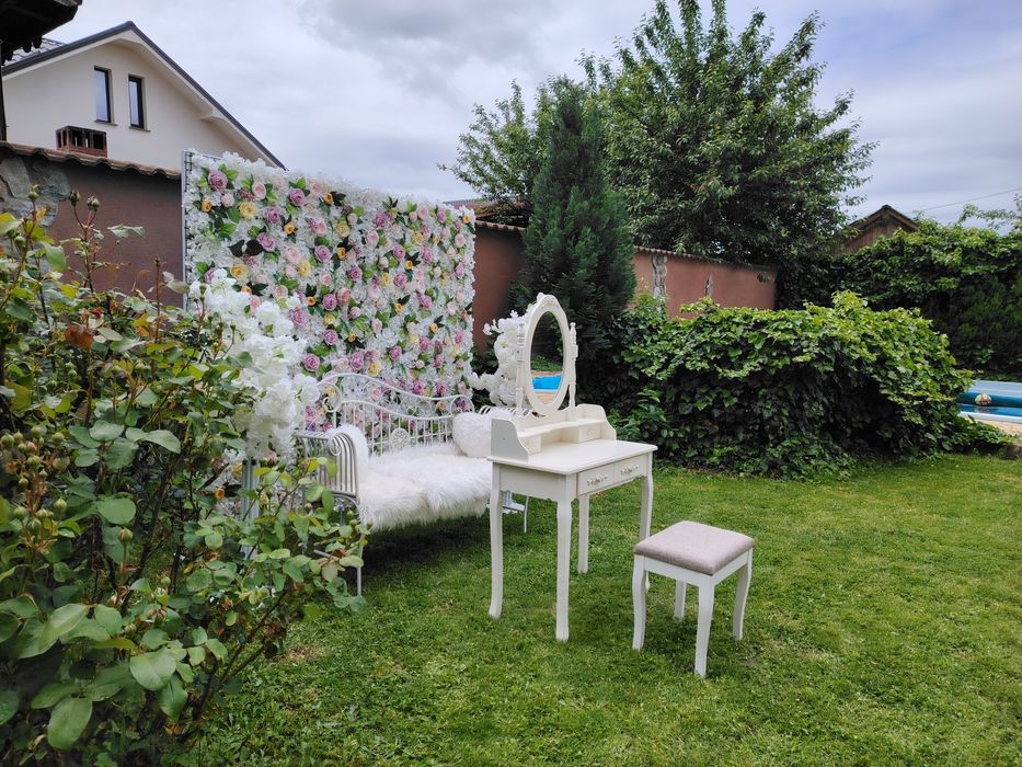 Panou floral cu băncuță și stâlpișori