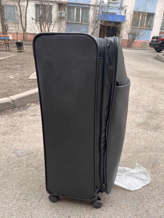 Продам чемодан Nine West