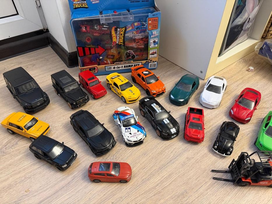 Hotwheels  машинки гелик и другие