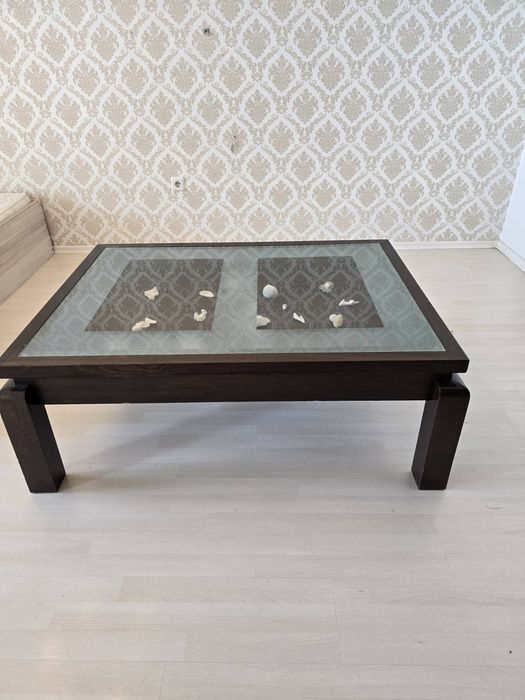 Холна маса от масив и стъкло