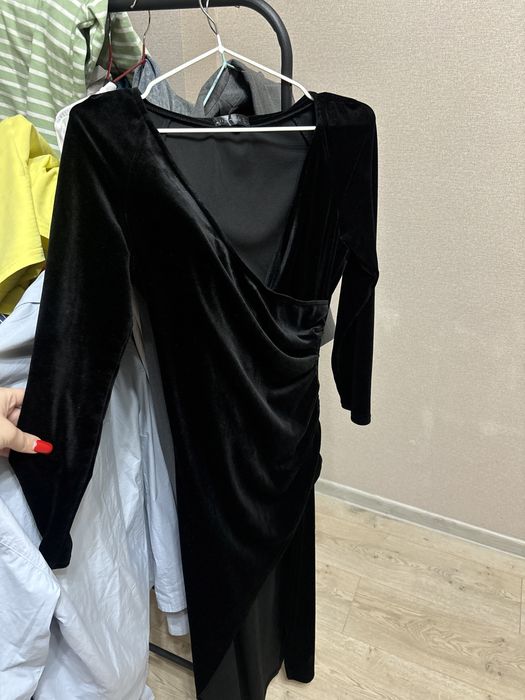 Черное платье с вырезом