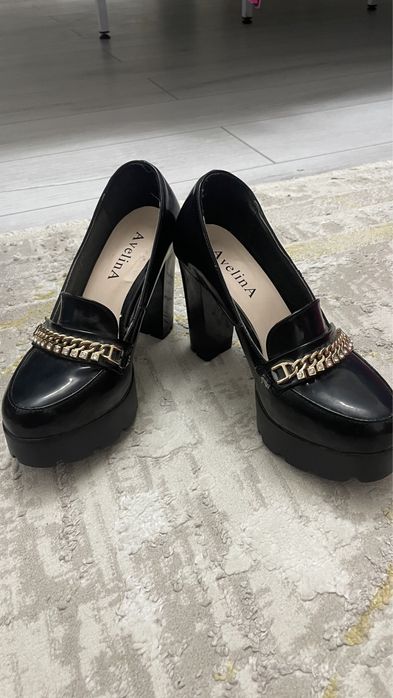 Продаю женскую обувь