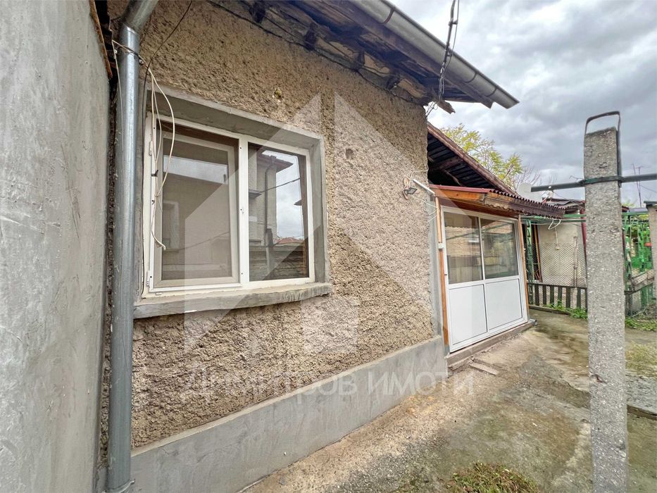 Продава малка, компактна самостоятелна къща с двор гр. Нови пазар.