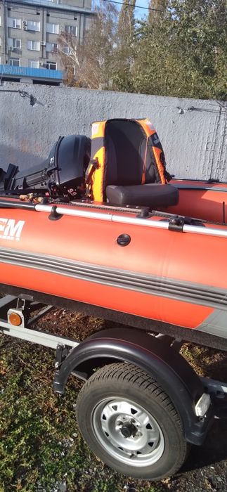 Продам лодку в комплекте с двигателем и прицепом