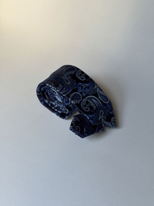 Cravată Elegantă Bleumarin cu Model Paisley Albastru și Batista Asortată