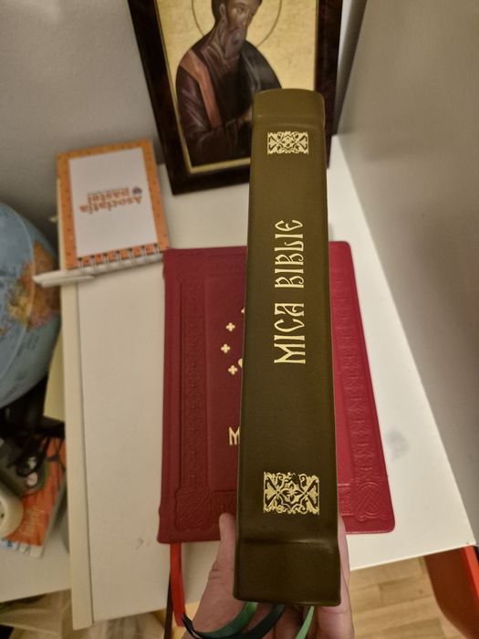 Mica Biblie legată în piele naturală