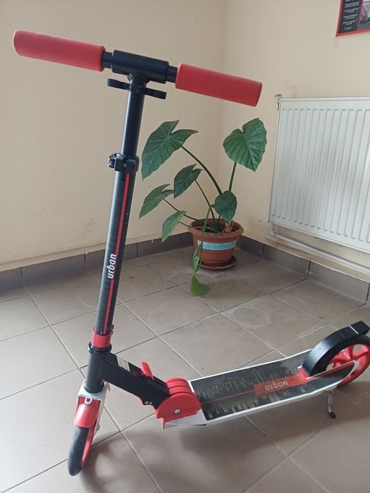 Trotineta  de culoare rosie