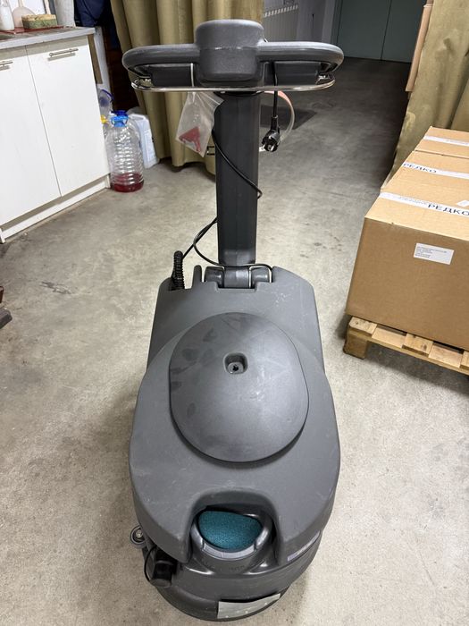 Продавам Машина за почистване на подови настилки