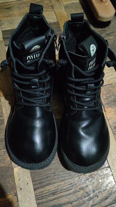 Продам ботинки на девочку, размер примерно 32-35