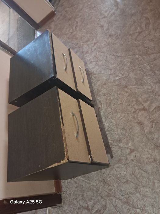 Две тумбочки отдам бесплатно.