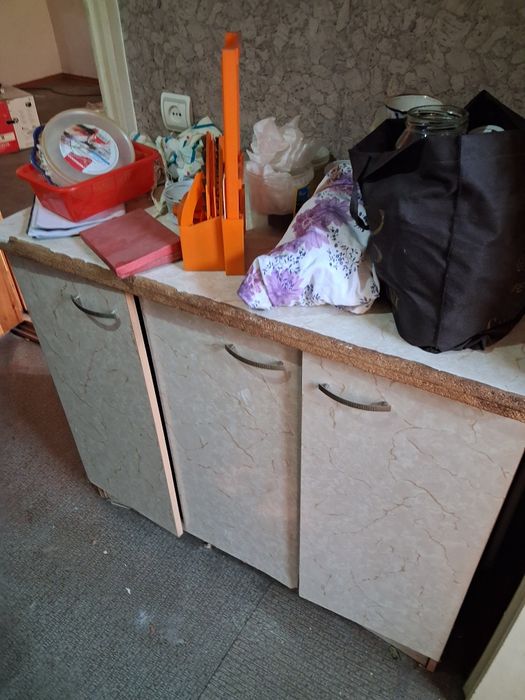 Кухонный гарнитур со шкафами и мойкой