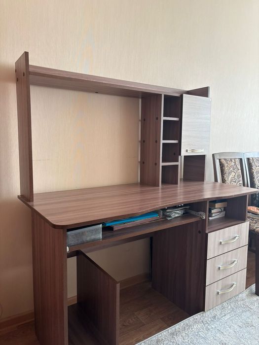 Продам стол компьютерный