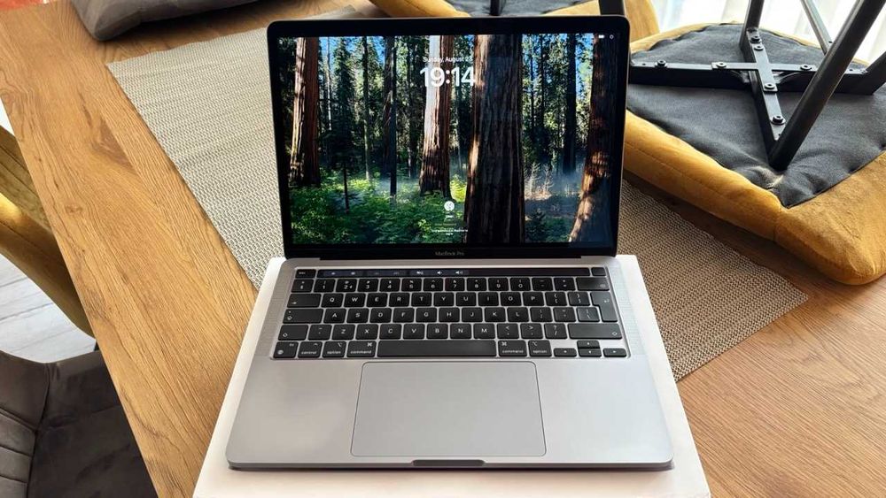 Apple MacBook Pro 13" M1, 16GB RAM / 256GB SSD, много добро състояние