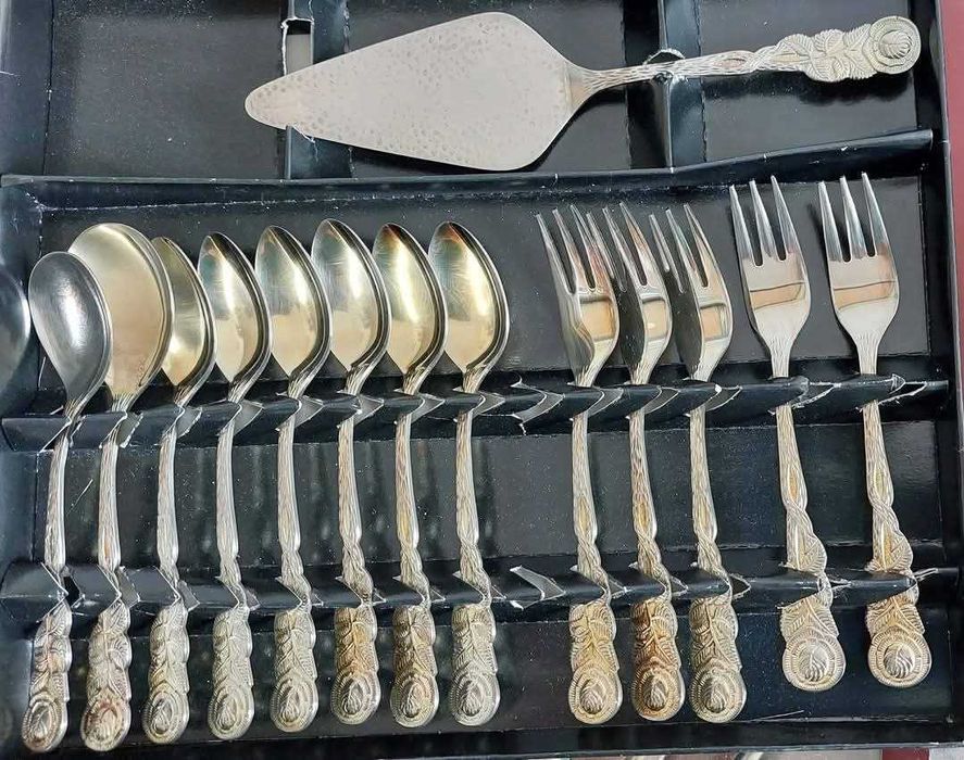 Set tacâmuri argintate  pentru prajitura