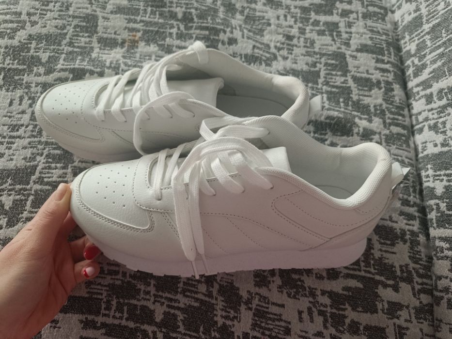 Бели дамски маратонки