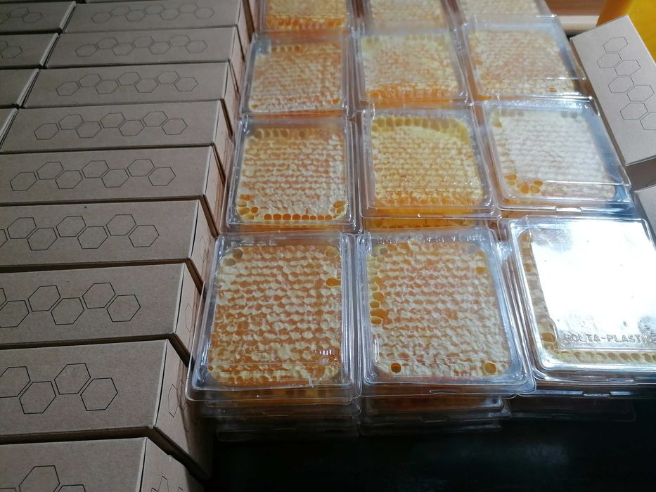 Пчелен мед с восък