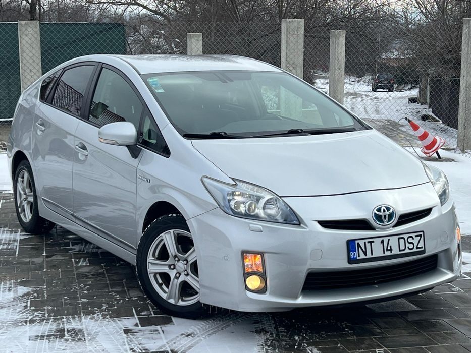 Toyota Prius 3 - Executive - Hybrid - Faruri LED - Camera-HUD-Keyless