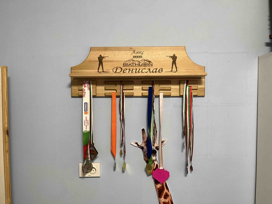 Поставки за купи и медали от масив