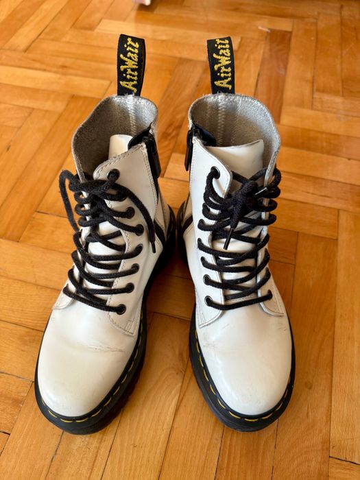 Продавам кожени кубинки Dr. Martens