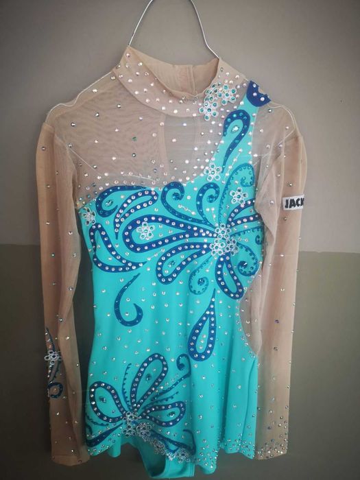 Продавам трико за художествена гимнастика и лента