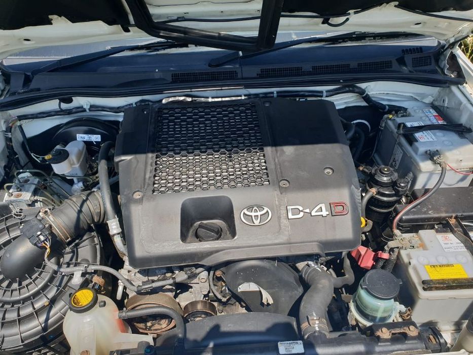 dezmembrez Toyota Hilux 2010 motor 2.5d 2kd-ftv 106kw 144cp jante r20 planetara cardan fuzeta punte spate stanga dreapta fata aripa etrier bara fata capota dezmembrari