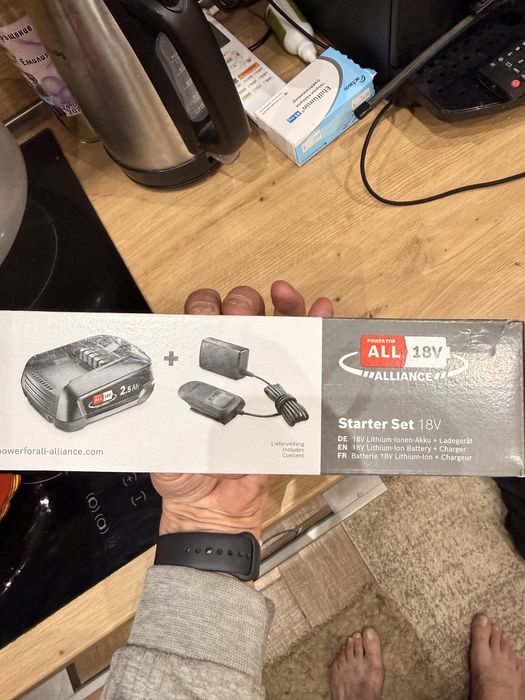 Нова Батерия bosch 2.5 A със зарядно устройство