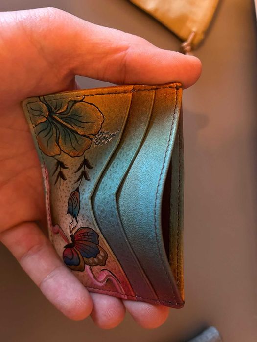 Portofel feminin Anuschka – mic, pictat manual, elegant și practic