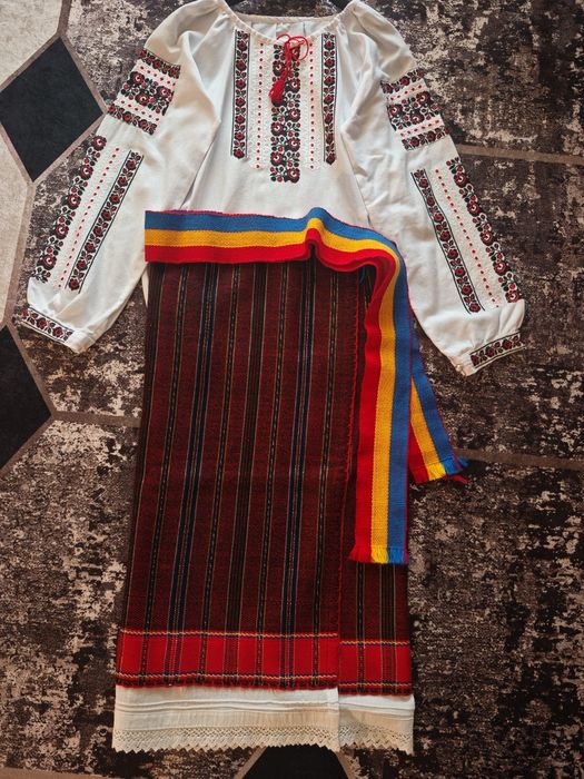 Costum popular Moldovenesc