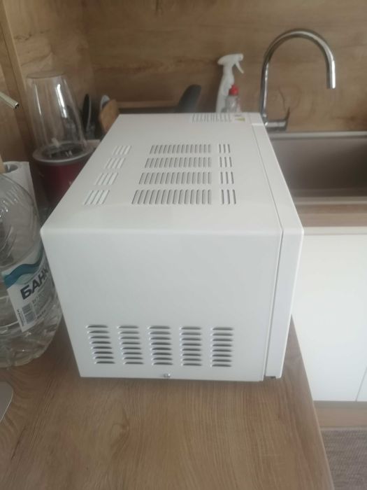 Микровълнова фурна Candy CPMW 2070M – 700 W, отлично състояние