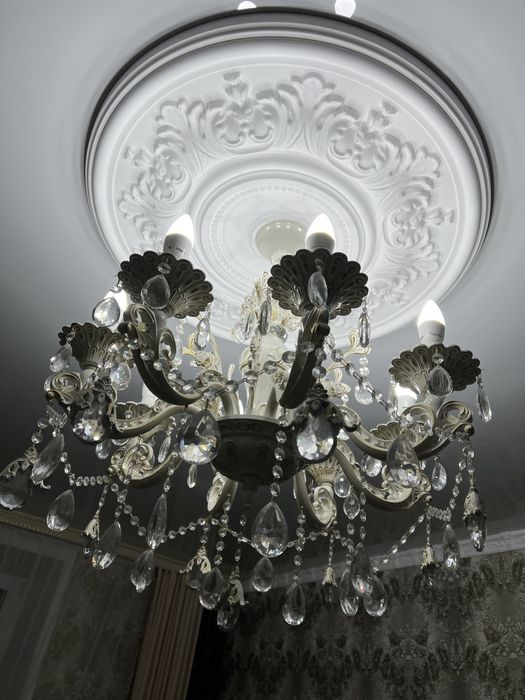 Люстра в идеальном состоянии.