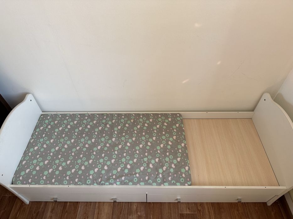 Детская кроватка белая