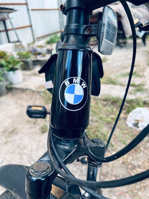 велосипед с логотипом BMW.