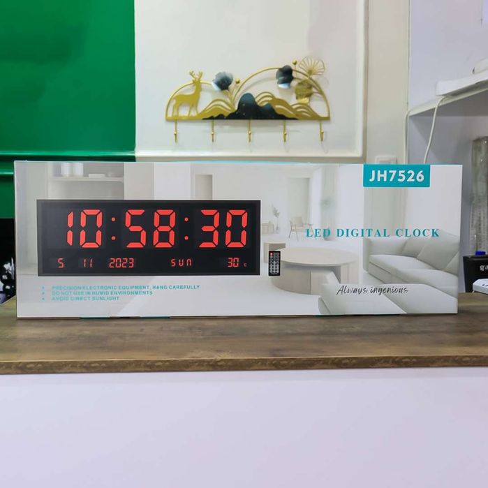 Большие электронные настенные часы с пультом 75×26