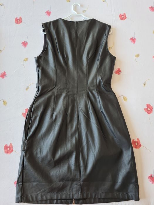 Продавам кожена рокля без ръкави
