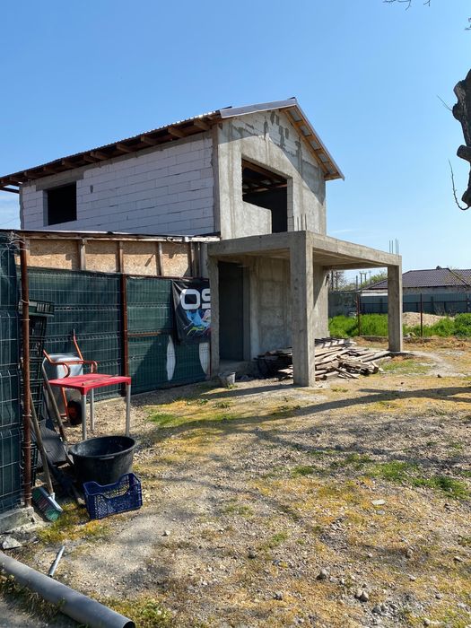 Se ofera spre vanzare un teren care include 3 spatii comerciale + casa cu etaj