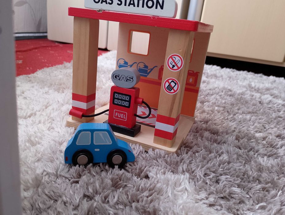 Дървена играчка - бензиностанция