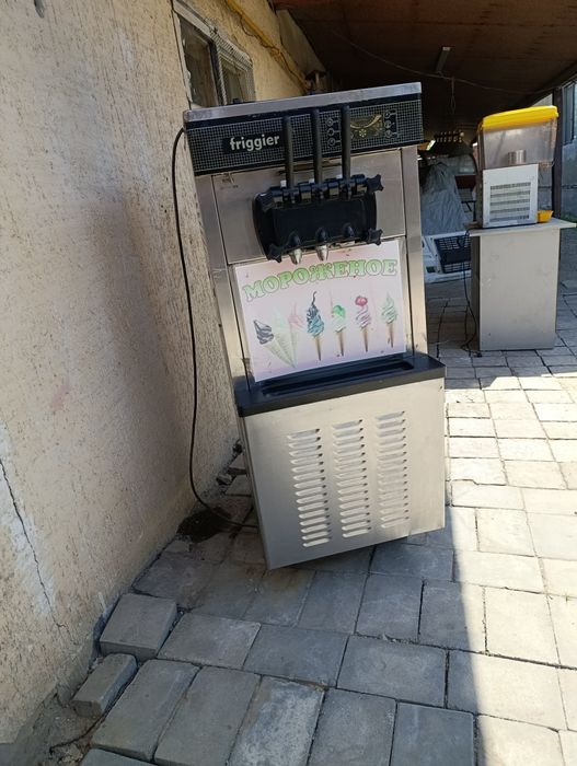 Продам мороженое аппарат вместе сокохладитель