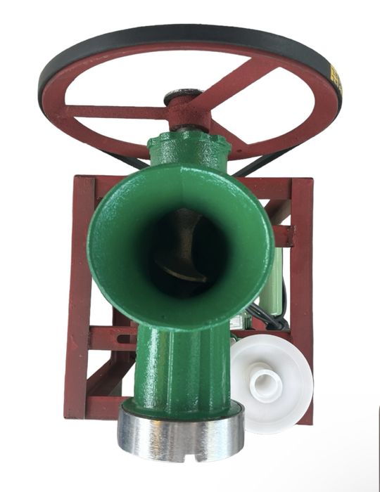 Качествена чугунена месомелачка с електромотор 1,5KW в ново състояние