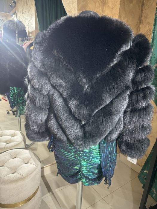 Vand haina din blana de vulpe naturala model in V la 1500 lei