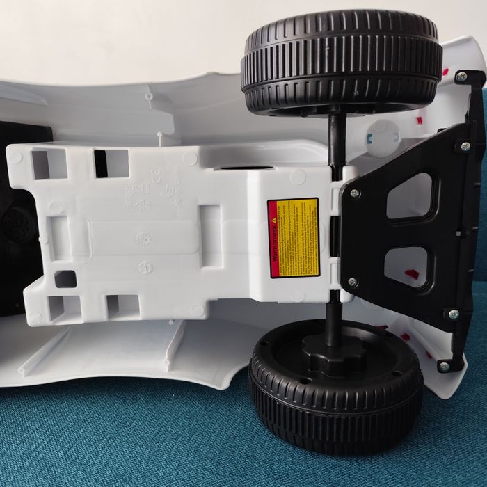 Mașină albă, RideOn tip Lexus, Premergător, fără pedale, de la 18 luni max 30 kg, unisex