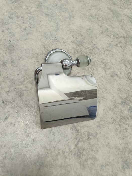 Держатель туалетной бумаги.