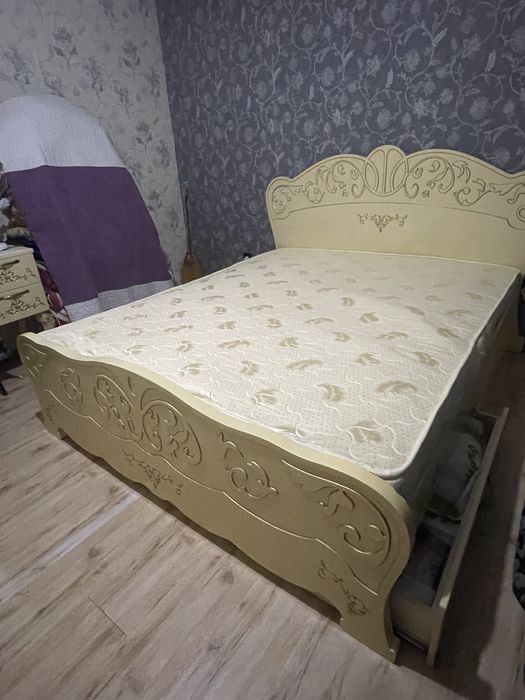 Кровать двуспальная с матрасом