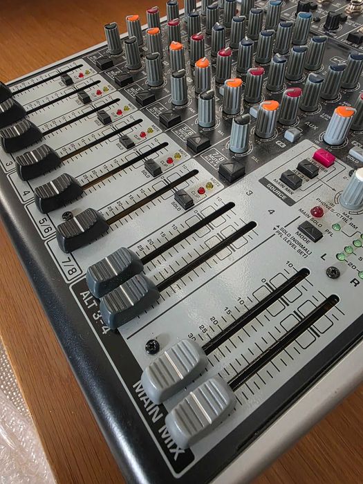 Микшерный пульт Behringer Xenyx X1204USB