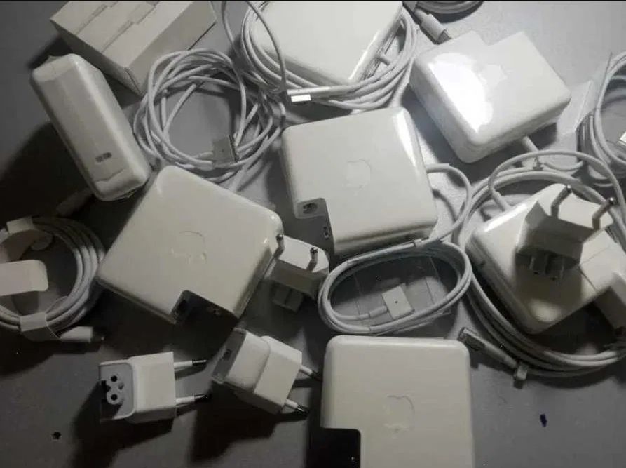 на ваш MacBook magsafe и Type-c - зарядка, блок питания